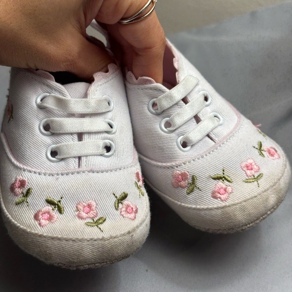 Amazon Other - 🌺 BUNDLE OF 4 ITEMS FOR $20 🍒
Baby Walker Shoes with Floral Design